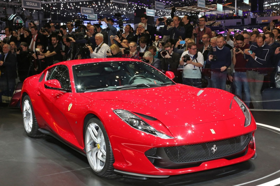Diện kiến siêu xe mới nhất của Ferrari - 4
Trọng lượng khô không tải của xe là 1.525 kg, phân bổ trọng lượng theo tỷ lệ 47-53%
