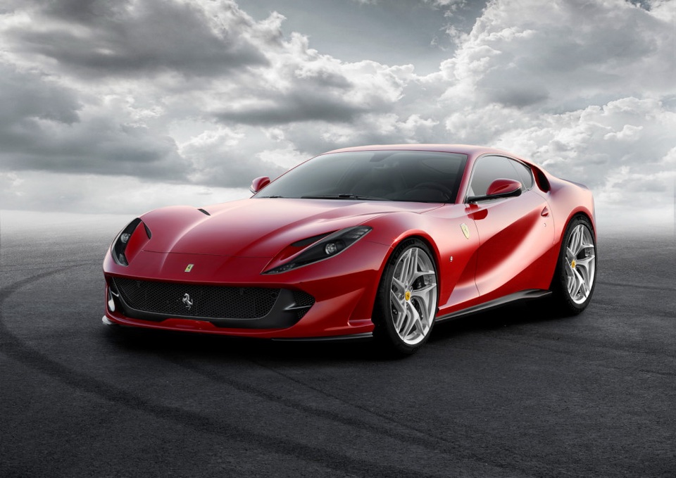 Diện kiến siêu xe mới nhất của Ferrari - 8
Đường gân 2 bên hông xe chạy vuốt từ dưới hốc bánh trước lên trên bánh sau và kết thúc tại khe hút gió nhỏ.