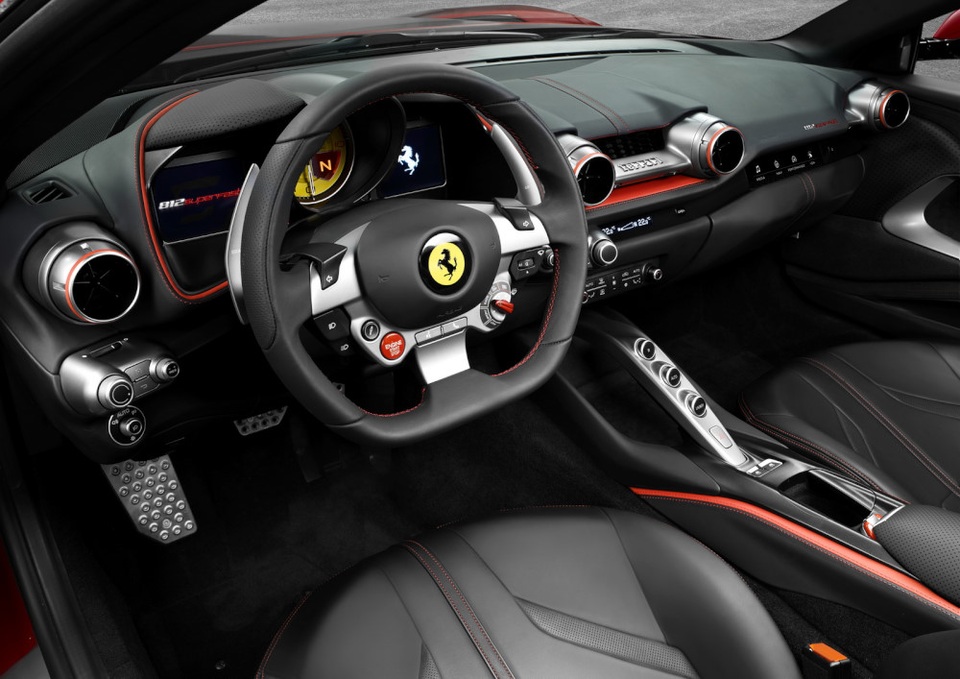 Diện kiến siêu xe mới nhất của Ferrari - 11
Đây là mẫu Ferrari đầu tiên được trang bị hệ thống lái trợ lực điện tử (EPS).