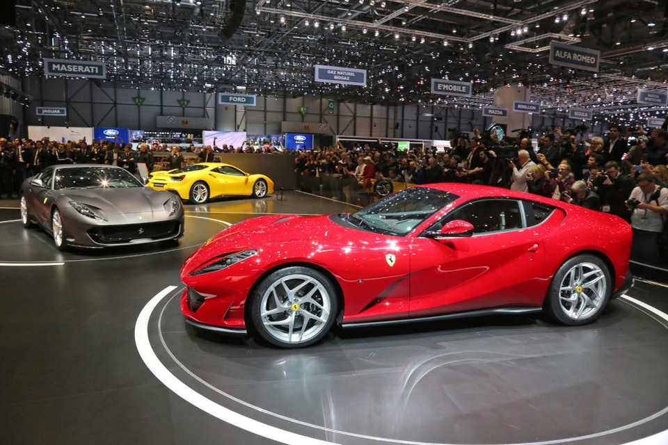 Diện kiến siêu xe mới nhất của Ferrari - 5
Siêu xe mới này sử dụng động cơ V12 6.5L nạp khí tự nhiên, cho công suất 789 mã lực và mô-men xoắn 718 Nm (530 lb-ft), truyền động cầu sau thông qua hộp số tự động 7 cấp ly hợp kép đã có một số hiệu chỉnh. Với công suất này, Ferrari 812 Superfast nhỉnh hơn đối thủ Lamborghini Aventador S LP740-4 gần 50 mã lực.