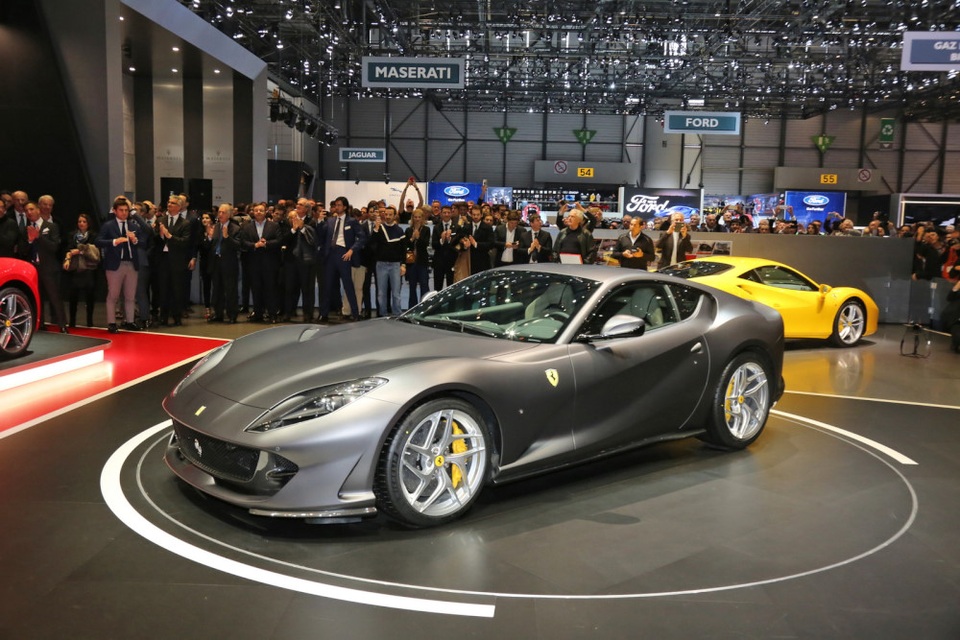 Diện kiến siêu xe mới nhất của Ferrari - 2
Ferrari chọn mang một chiếc màu sơn đỏ mới - Rosso Settanta, thay vì Rosso Corsa như truyền thống của hãng, cùng một chiếc màu xám Grigio Caldo Opaco tới trưng bày tại Triển lãm ô tô Geneva 2017