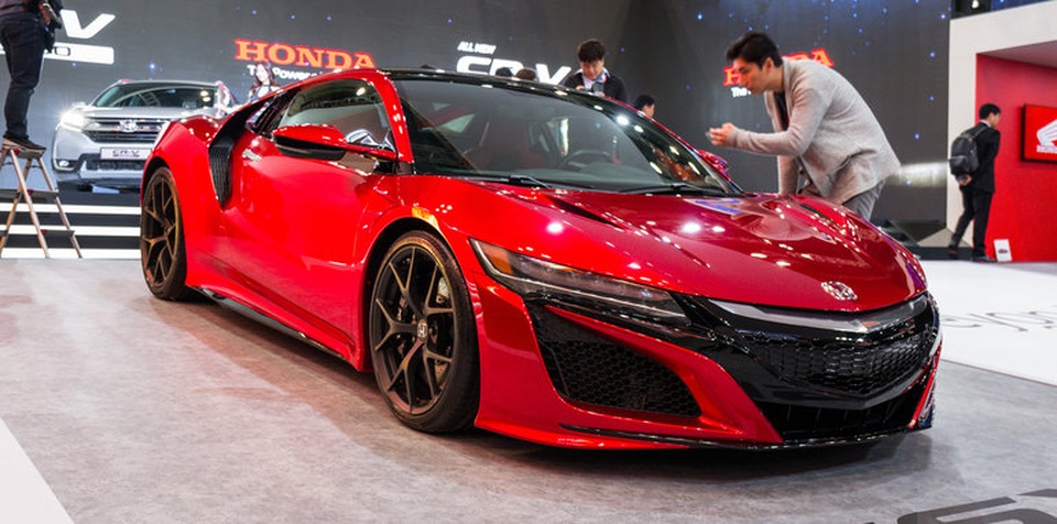 Triển lãm ô tô Seoul 2017 - Sàn diễn của xe "xanh" - 12 
Honda NSX xe tính năng vận hành cao chạy bằng pin nhiên liệu, có khả năng chạy 589 km sau mỗi lần sạc - quãng đường dài nhất của một mẫu xe không khí thải. Xe có công suất cực đại lên tới 573 mã lực và khả năng tăng tốc từ 0 lên 100 km/h chỉ trong 3 giây. (Ảnh: CarAdvice)