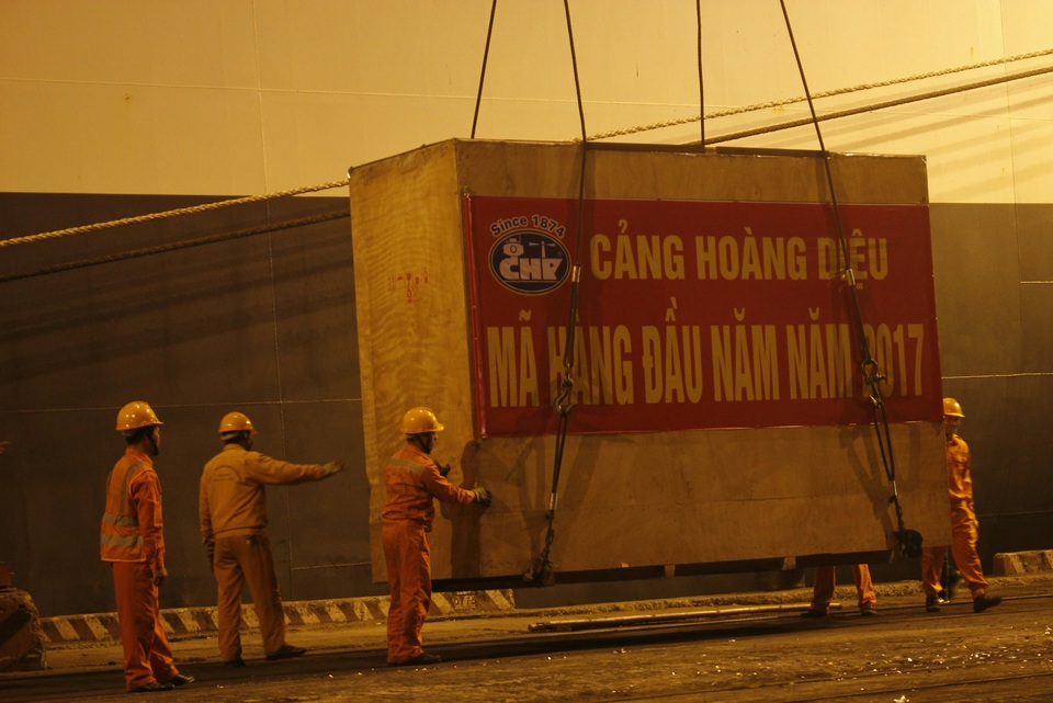 Cảng Hải Phòng đón mã hàng đầu năm, đúng thời khắc giao thừa - 2
Đón mã hàng đầu tiên của năm 2017 tại Cảng Hải Phòng. (Ảnh: H.S)