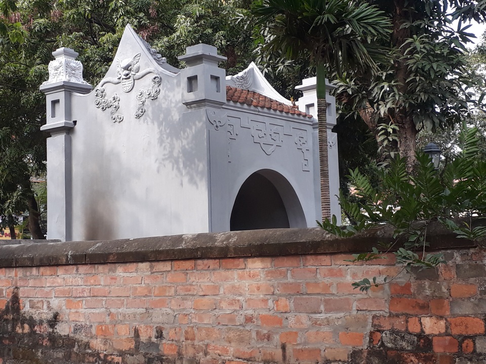 Văn Miếu sẽ phủ màu sơn trầm để trả lại nét cổ kính vốn có - 1 Các hạng mục đã quét vôi tôi sẽ được phủ lớp sơn trầm để có màu gần giống với màu cũ.