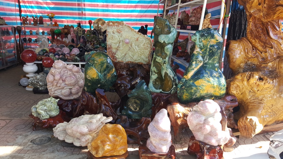 Một số loại đá Caxidon quý đã được chế tác được bày bán với giá vài trăm nghìn đến cả trăm triệu đồng