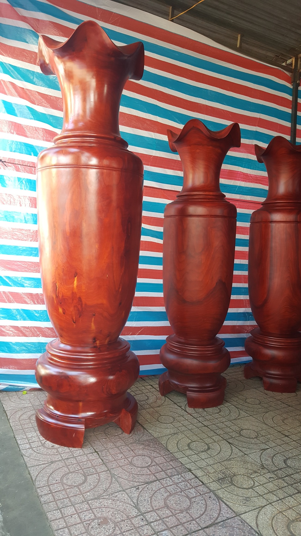 Cặp lục bình bằng gỗ hương cao 2,5m được hét giá 90 triệu đồng