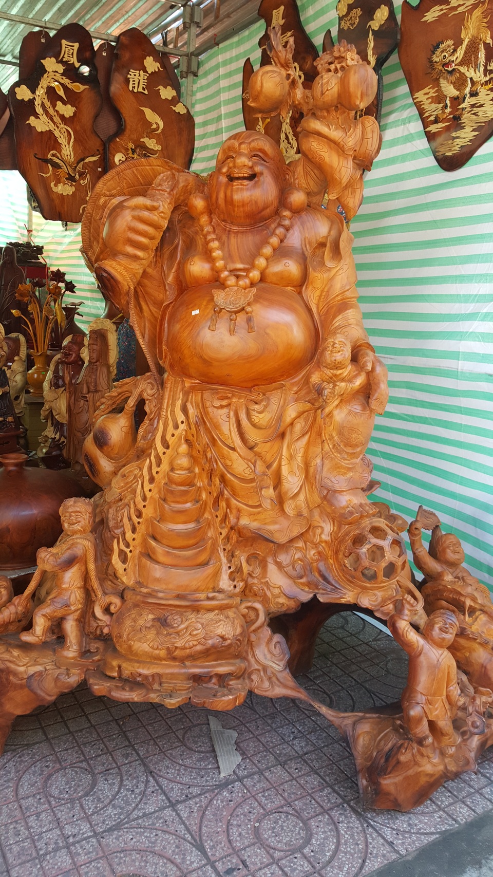 Một bức tượng phật Di Lặc gỗ khác được rao bán với giá 120 triệu với những đường chạm trổ tỉ mỉ, đẹp mắt