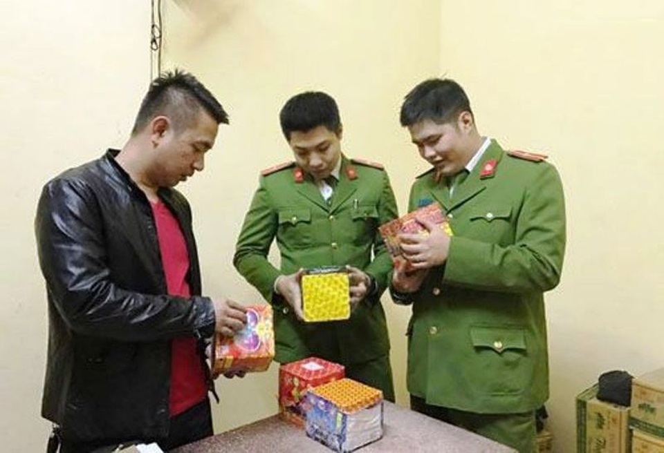 Bắt giữ 14 đối tượng mua bán, tàng trữ gần 3,5 tạ pháo - 1 Công an Thanh Hóa kiểm tra pháo được phát hiện