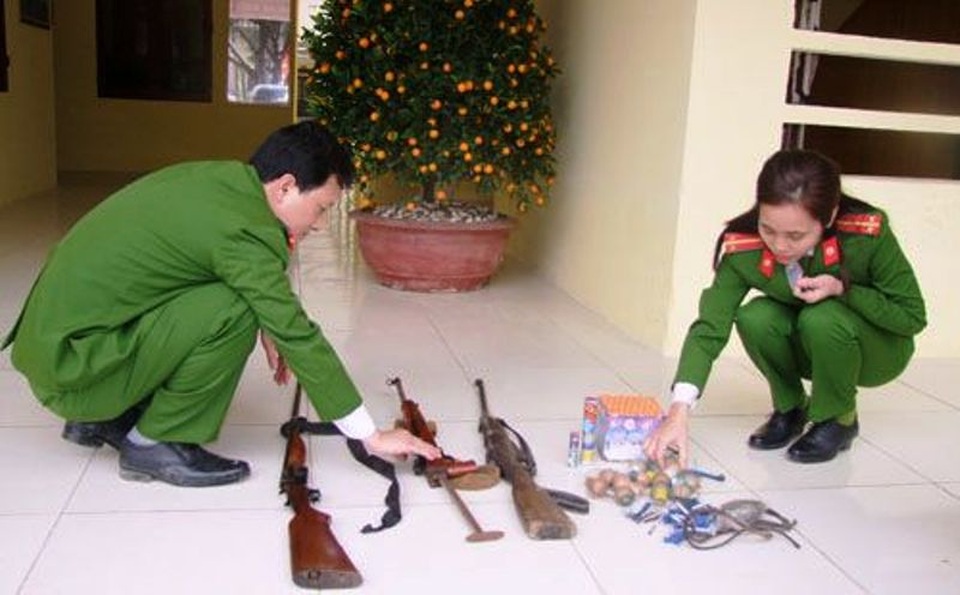 Bắt giữ 14 đối tượng mua bán, tàng trữ gần 3,5 tạ pháo - 3 Công an huyện Như Thanh vận động giao nộp súng, pháo nổ, công cụ hỗ trợ
