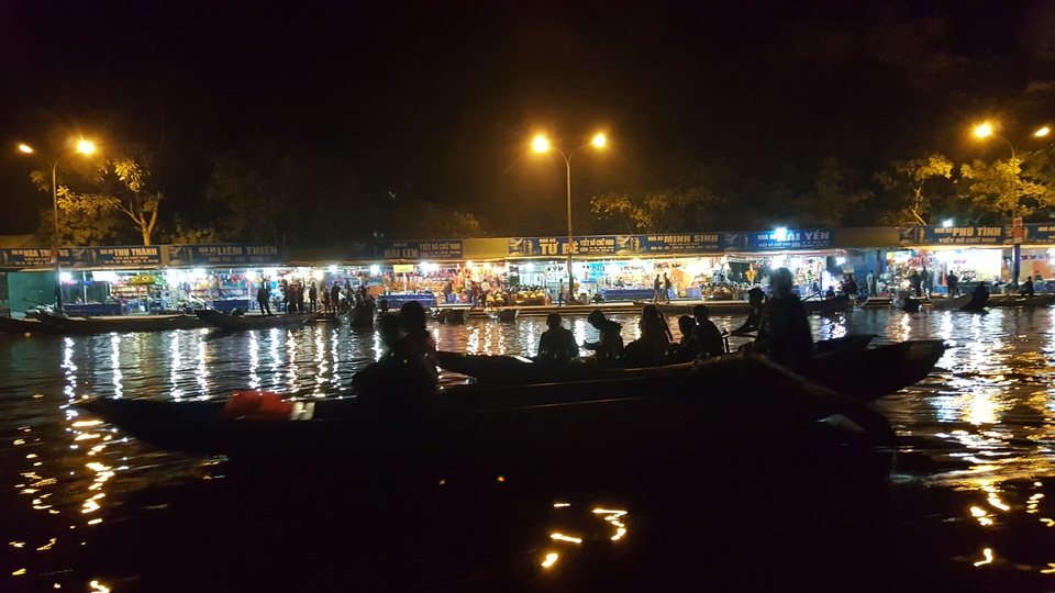 Nô nức đi lễ Chùa Hương từ 2 giờ sáng - 3 Các dịch vụ dọc Suối Yến phục vụ du khách suốt đêm.