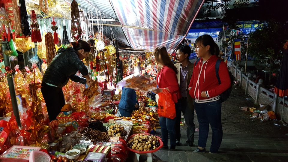 Nô nức đi lễ Chùa Hương từ 2 giờ sáng - 5 Người dân mua lễ trước cửa động Hương Tích.
