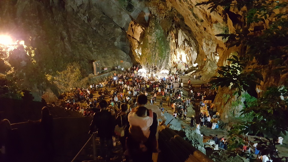 Nô nức đi lễ Chùa Hương từ 2 giờ sáng - 7 Động Hương Tích lúc 4h30 sáng nay....