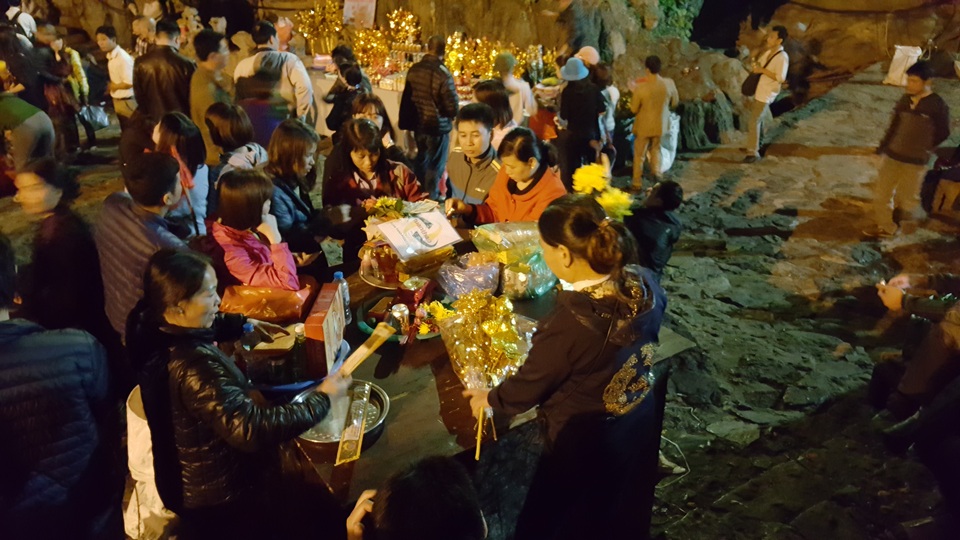 Nô nức đi lễ Chùa Hương từ 2 giờ sáng - 6 Người dân chuẩn bị đồ cúng lễ trong động Hương Tích.