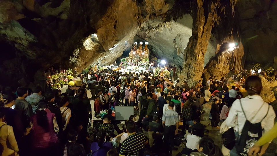 Nô nức đi lễ Chùa Hương từ 2 giờ sáng - 8
... mỗi lúc một đông.