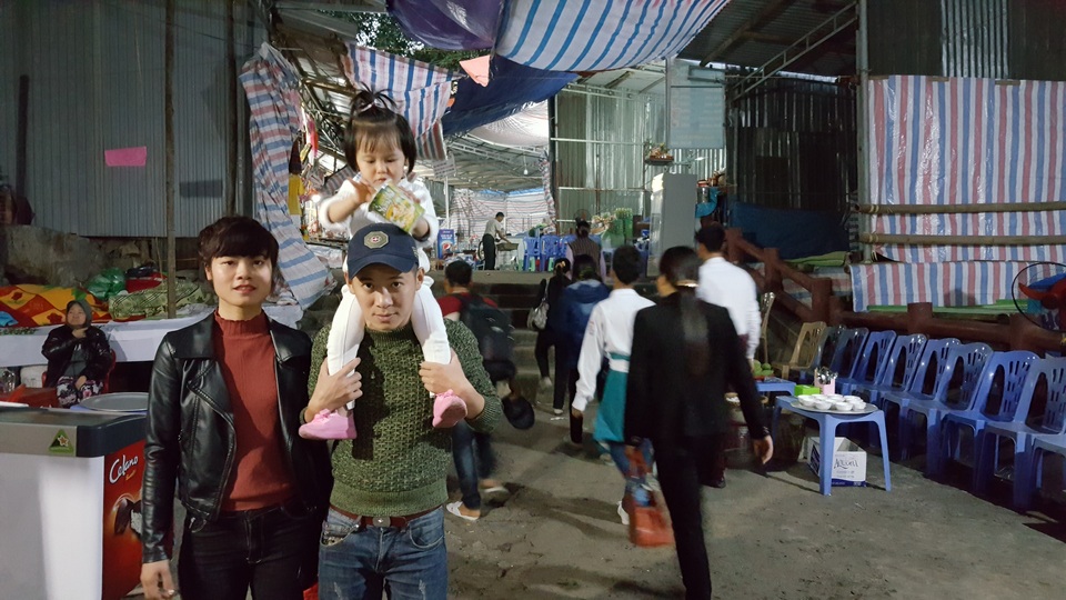 Nô nức đi lễ Chùa Hương từ 2 giờ sáng - 10 Bé gái theo bố mẹ đi lễ Chùa Hương.