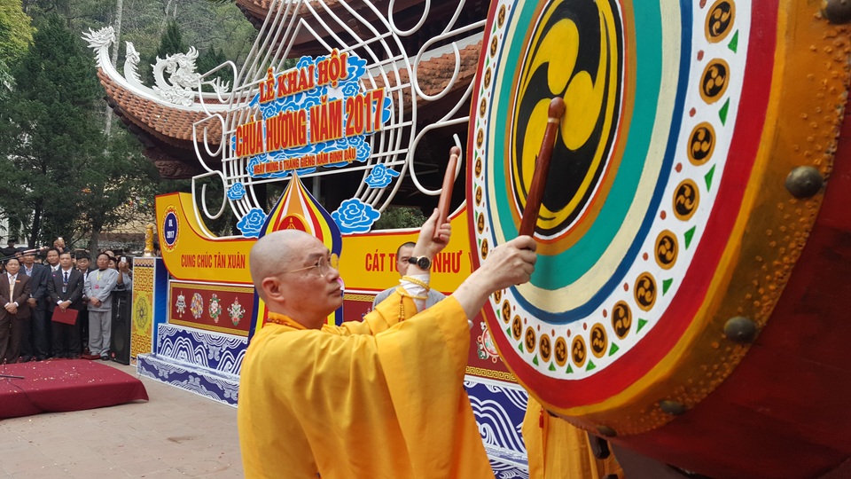 Nô nức đi lễ Chùa Hương từ 2 giờ sáng - 1
Thượng tọa Thích Minh Hiền - Trụ trì Chùa Hương đánh trống khai hội Chùa Hương năm 2017