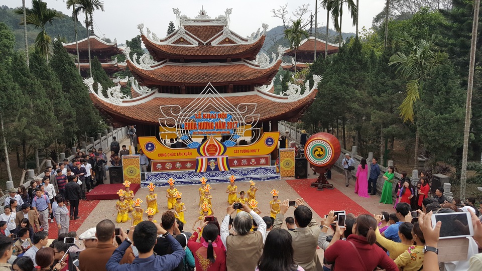 Nô nức đi lễ Chùa Hương từ 2 giờ sáng - 13
Lễ hội sẽ kéo dài từ ngày mùng 6 tháng Giêng tới hết tháng 3 âm lịch.