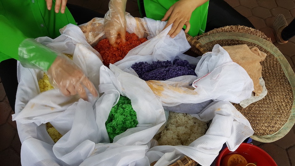 Cả làng dốc sức thi nấu xôi ở Phú Thượng - 2 Một trong những tiêu chí luôn được hội thi đặt ra với những người tham gia là vấn đề an toàn vệ sinh thực phẩm.