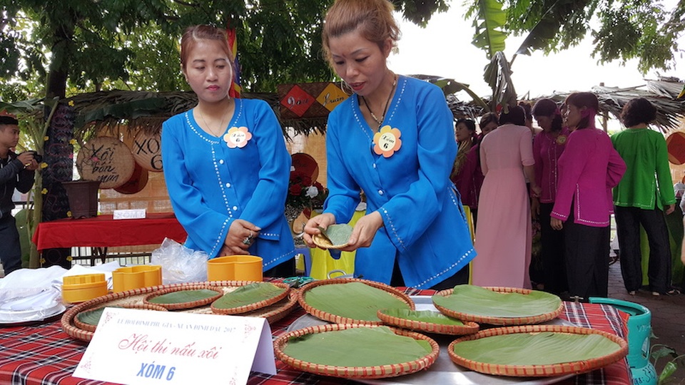 Cả làng dốc sức thi nấu xôi ở Phú Thượng - 5 Tham dự hội thi nấu xôi hàng năm ở Phú Gia có 6 xóm.
