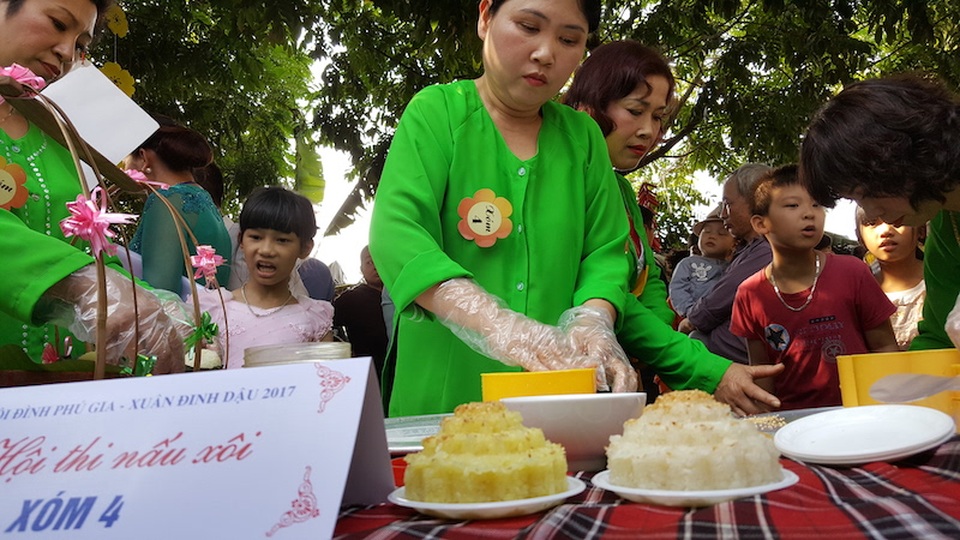Cả làng dốc sức thi nấu xôi ở Phú Thượng - 6 Mỗi xóm sẽ chọn ra 4-5 người nấu xôi giỏi nhất để tham dự hội thi này. Theo Nhà Hà Nội học Nguyễn Vinh Phúc, đây là ngôi làng cổ niên đại hàng ngàn năm. Trải qua hàng nghìn năm lịch sử, nước mát của dòng Nhị Hà và phù sa màu mỡ đã cho thôn Phú Gia bãi bồi xanh biếc nước dâu và một cánh đồng mênh mông lúa chín. Nền nông nghiệp chủ yếu là cây lúa đã tạo ra những hạt nếp cái hoa vàng bóng bảy, với bàn tay khéo léo của người dân nơi đây đã chế biến thành những món quà, các loại bánh và đặc biệt là những hạt xôi thơm dẻo trở thành đặc sản, nức tiếng Hà Thành.