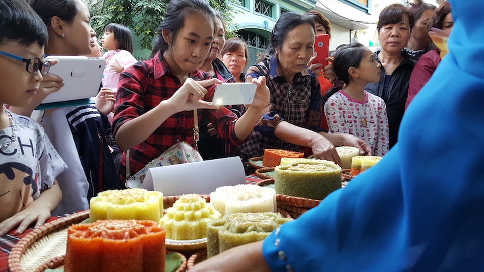 Cả làng dốc sức thi nấu xôi ở Phú Thượng - 8 Cuộc thi thu hút rất đông người dân trong và ngoài phường Phú Thượng tới theo dõi, trong đó có không ít các em nhỏ muốn hiểu về truyền thống làm xôi của làng Phú Gia.