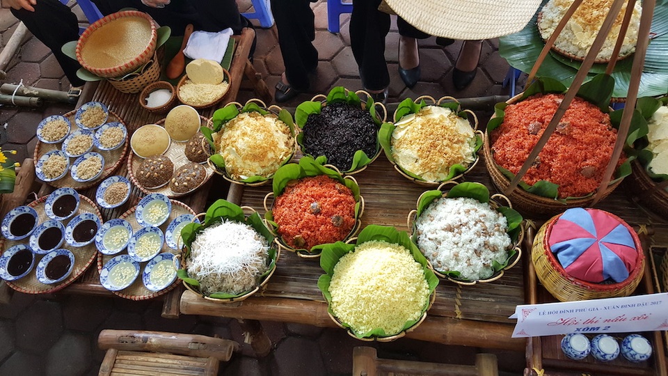 Cả làng dốc sức thi nấu xôi ở Phú Thượng - 15 Đây là mâm xôi giành giải đặc biệt tại hội thi nấu xôi làng Phú Gia năm nay. Xôi Làng Gạ, Phú Gia ngon đến nỗi mà xôi của bất cứ địa phương nào khó có thể sánh được. Hương vị đặc biệt của xôi có những nét đặc trưng bởi yếu tố truyền thống làng nghề. Hương vị thơm ngon từ xôi đã quyết rũ thực khách với những nét bình dị nhất. Cứ thế, tiếng rao của người bán xôi dạo ở các vỉa hè, ngõ phố đã đi vào tâm khảm nhiều thế hệ người Hà Nội.