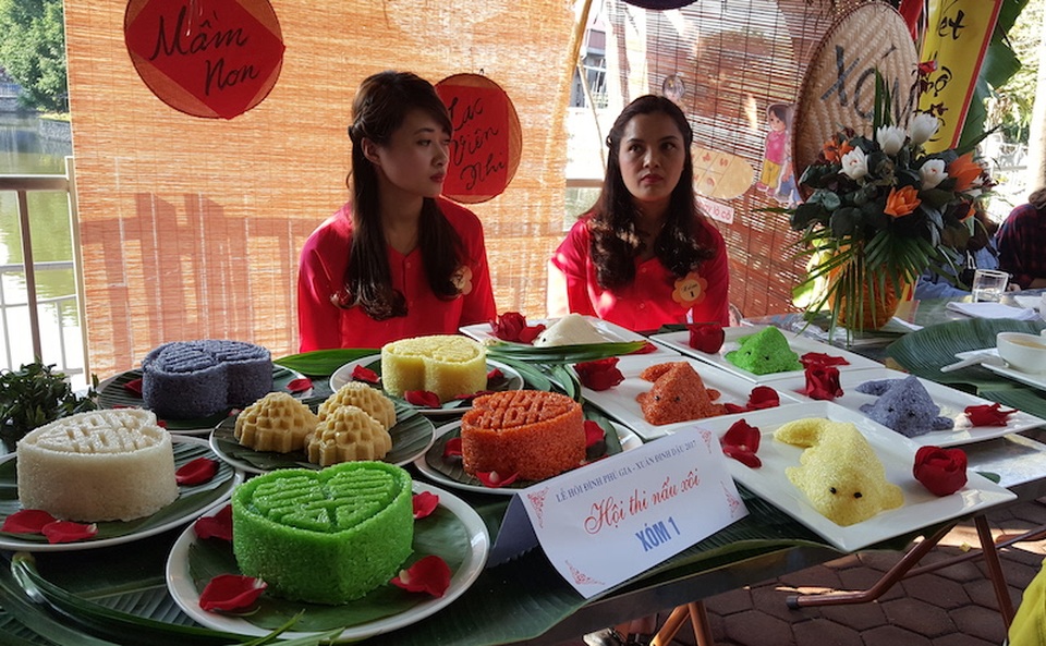 Cả làng dốc sức thi nấu xôi ở Phú Thượng - 9 Ngoài hương vị truyền thống, đặc trưng thì mỗi gia đình ở Phú Gia lại có những bí quyết riêng để món xôi của mình luôn được người dân Hà Nội nhớ tới. Có nhiều gia đình mấy đời nấu xôi bán khắp Hà Nội, nhờ đó cuộc sống dần trở nên khá giả.