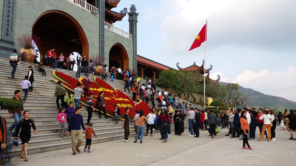 Hàng chục nghìn suất cơm chay miễn phí tại Hội xuân Chùa Ba Vàng - 1
Đông đảo du khách đã về chùa Ba Vàng trong ngày khai hội