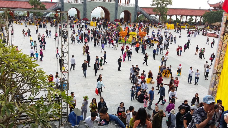 Hàng chục nghìn suất cơm chay miễn phí tại Hội xuân Chùa Ba Vàng - 3 Chiều muộn nhưng du khách vẫn nườm nượp đổ về