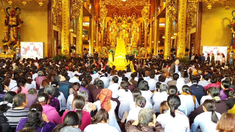 Hàng chục nghìn suất cơm chay miễn phí tại Hội xuân Chùa Ba Vàng - 2 Hàng nghìn phật tử nghe sư trụ trì giảng pháp