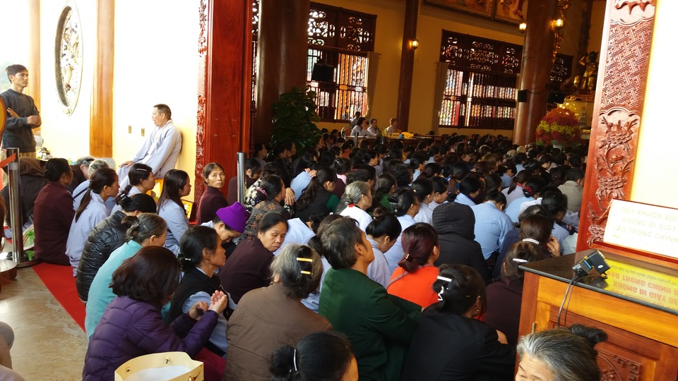 Hàng chục nghìn suất cơm chay miễn phí tại Hội xuân Chùa Ba Vàng - 4 Chính điện không còn chỗ trống, các phật tử ngồi cả ra phía ngoài để nghe giảng pháp