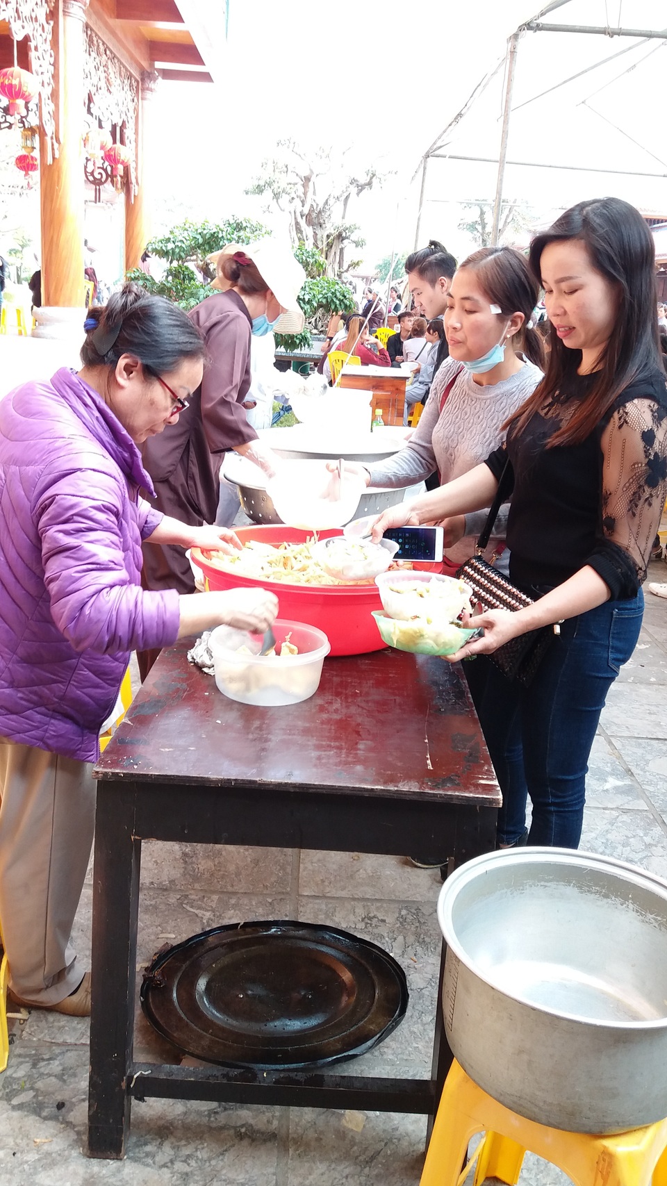 Hàng chục nghìn suất cơm chay miễn phí tại Hội xuân Chùa Ba Vàng - 6 Hàng chục nghìn suất cơm chay miễn phí tại Hội xuân Chùa Ba Vàng - 6
