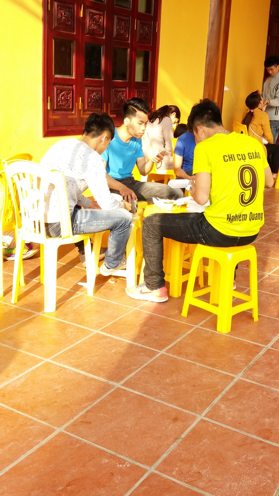 Hàng chục nghìn suất cơm chay miễn phí tại Hội xuân Chùa Ba Vàng - 7 Một nhóm thanh niên ăn cơm chay của nhà chùa sau khi đã chiêm bái lễ phật