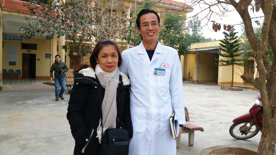 Bác sĩ Nguyễn Đức Quân chụp ảnh kỷ niệm cùng tác giả ngay tại Trung tâm y tế Quân dân y