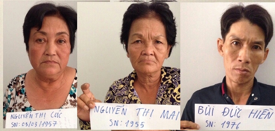Con rể rủ mẹ vợ lên xe buýt... hành nghề “hai ngón” - 1
3 đối tượng là mẹ con, dì cháu cùng móc túi trên xe buýt.