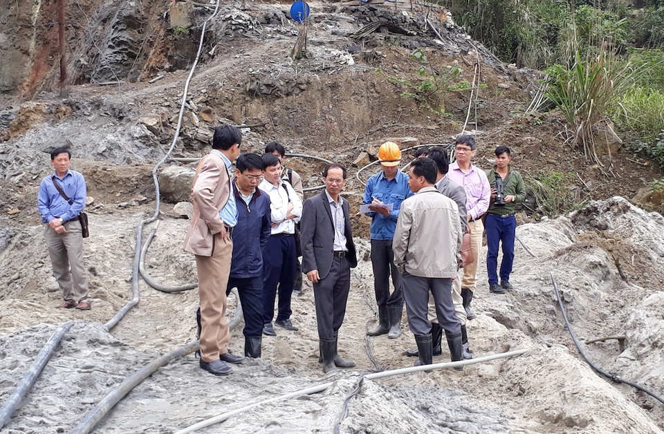 Vụ vỡ bể lắng chất thải quặng: Tiếp tục lấy mẫu bùn thiếc để phân tích - 1 Ngày 15/3, đoàn công tác của Bộ TN&MT đã trực tiếp kiểm tra hiện trường đập chứa bùn thải từ quặng thiếc tại mỏ Suối Bắc (xã Châu Thành, huyện Quỳ Hợp, Nghệ An) bị vỡ vừa qua.