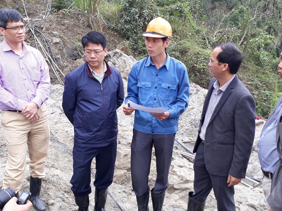 Vụ vỡ bể lắng chất thải quặng: Tiếp tục lấy mẫu bùn thiếc để phân tích - 2 Ông Nguyễn Văn Chiến (áo xanh, đội mũ vàng) - Giám đốc xí nghiệp thiếc Suối Bắc đang giải trình với đoàn công tác tại hiện trường.