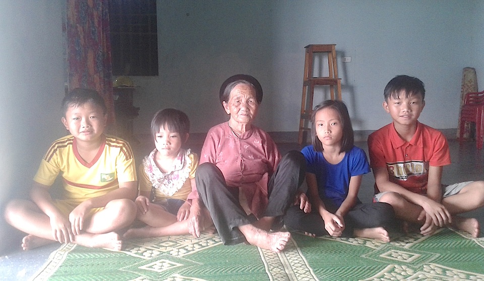 Giữ câu hát dân ca bên dòng sông Lam - 1 Cụ Lê Thị Vinh, 80 tuổi, làng Ngọc Sơn cùng các cháu của mình trong một buổi tập hát dân ca.