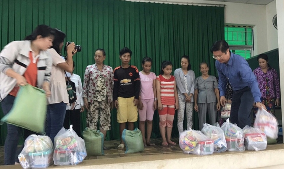Cần Thơ hỗ trợ những người bị ảnh hưởng trong vụ cháy lớn - 3 Lãnh đạo UBND TP Cần Thơ trao quà cho các hộ bị ảnh hưởng bởi vụ cháy