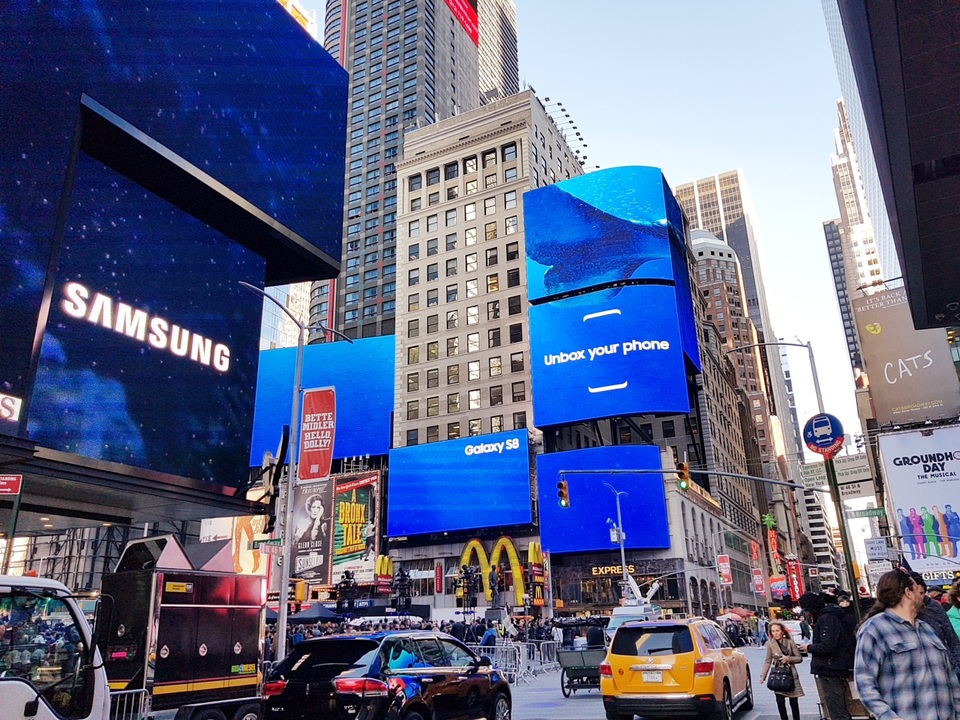 Samsung chi tiền tấn để quảng cáo, gọi Galaxy S8 là “giấc mơ” - 3 Samsung chi tiền tấn để quảng cáo, gọi Galaxy S8 là “giấc mơ” - 3
