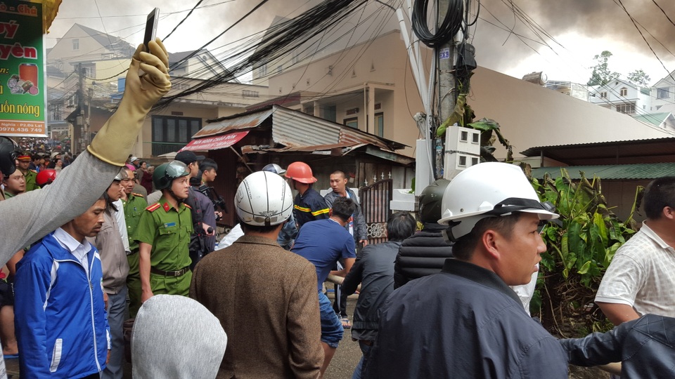 Lực lượng Cảnh sát PCCC Lâm Đồng cùng người dân sống xung quanh vẫn đang thực hiện công tác chữa cháy