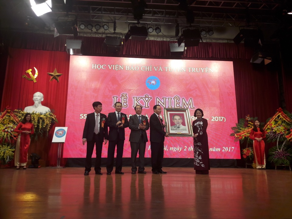 Phó Chủ tịch nước: Học viện Báo chí cần đi tiên phong trong tuyên truyền thế hệ trẻ - 3
Phó Chủ tịch nước tặng bức tranh Bác Hồ tới Học viện
