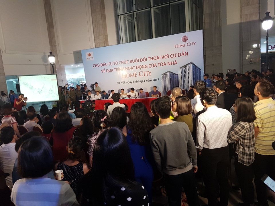 Chung cư Home City: Vẫn căng thẳng quanh chuyện lối vào dự án! - 2 Buổi đối thoại diễn ra với sự tham gia của hàng trăm cư dân Home City.