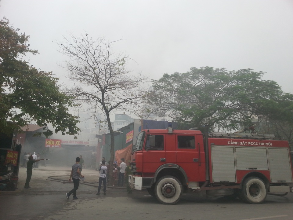 Hà Nội: Cháy gara ô tô trong ngày giỗ Tổ - 2
Gara xảy ra cháy trong ngày nghỉ lễ.