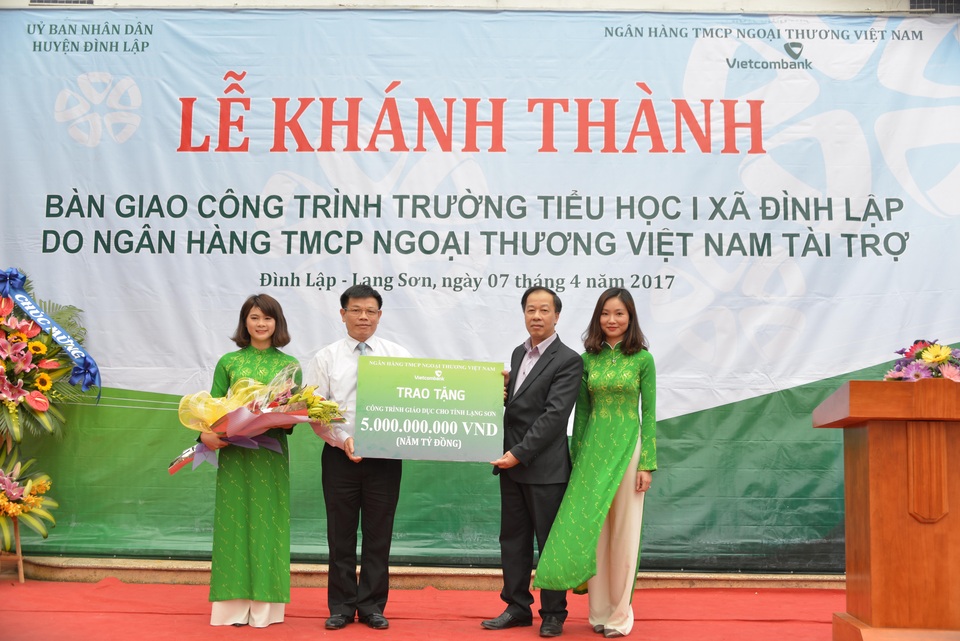 Khánh thành và bàn giao công trình Trường Tiểu học 1 xã Đình Lập do Vietcombank tài trợ - 2
Ông Đào Minh Tuấn – Phó Tổng giám đốc, Chủ tịch Công đoàn Vietcombank (thứ 2 bên trái) trao tặng tượng trưng số tiền 5 tỷ đồng dành cho các công trình giáo dục tỉnh Lạng Sơn