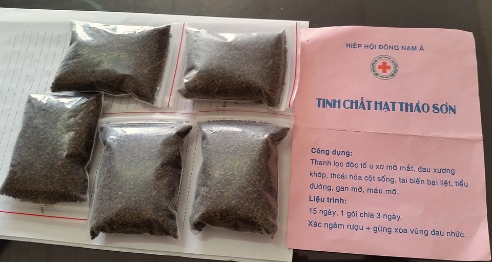 Cụ bà bị lừa mua thuốc chữa mắt với giá 40 triệu đồng - 1 5 gói hạt muồng được giới thiệu là thuốc chữa ung thư mắt được bán cho cụ H. với giá 40 triệu đồng