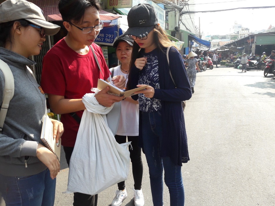 66 tuổi vẫn tình nguyện đi xuyên Việt kêu gọi hiến máu cứu người - 5 Bất chấp cái nắng như đổ lửa của tháng 4, hàng ngàn ứng viên Hành trình đỏ 2017 xuống đường trải nghiệm công việc tư vấn, kêu gọi mọi người hiến máu nhân đạo