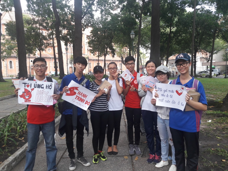 66 tuổi vẫn tình nguyện đi xuyên Việt kêu gọi hiến máu cứu người - 3 Các ứng cử viên Hành trình đỏ 2017 tham gia trải nghiệm tại TPHCM