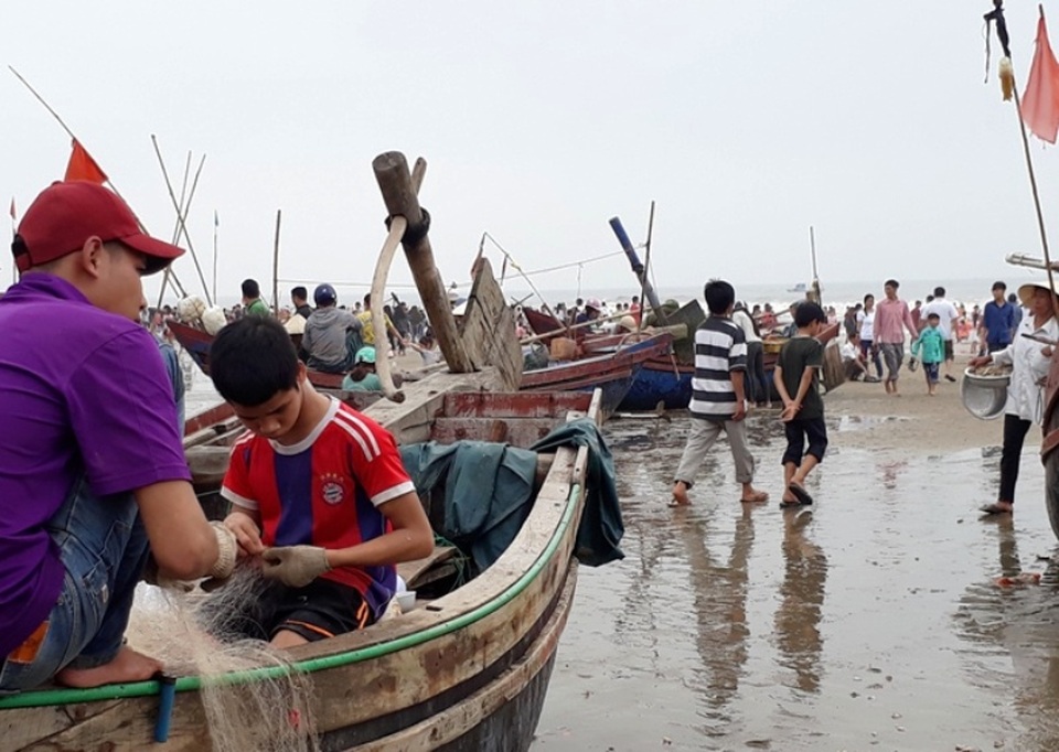 Thanh Hóa: Ngư dân hồ hởi ra khơi trong Ngày quốc tế lao động 1/5 - 8 Vơi ngư dân vùng biển dường như chẳng có ngày nghỉ lễ