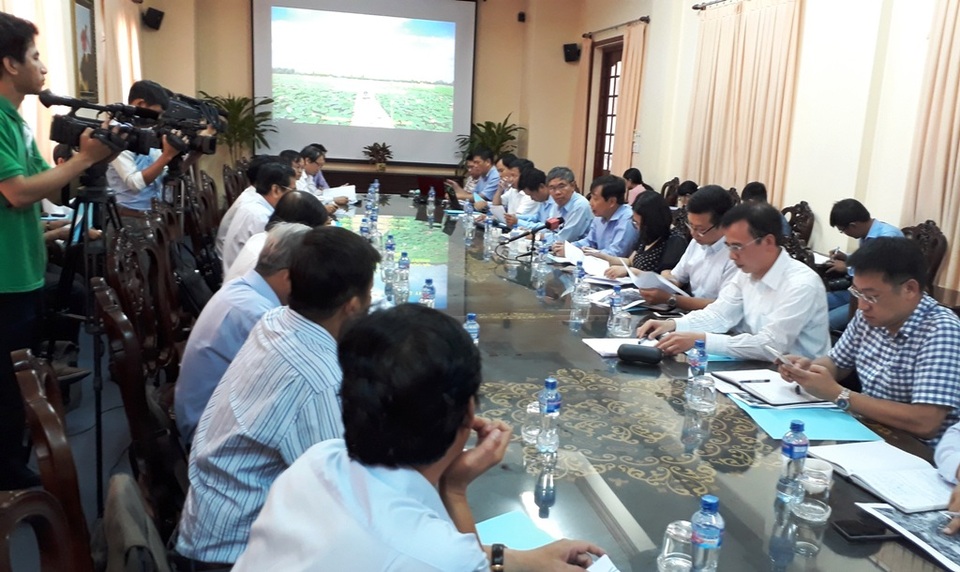 Lòng sông Tiền, sông Hậu bị "đào" sâu 1-1,8m vì hút cát quá mức - 1 Sáng nay đoàn công tác Bộ NN&PTNT đến khảo sát khu vực sạt lở (xã Bình Thành, huyện Thanh Bình) và làm việc với lãnh đạo tỉnh Đồng Tháp